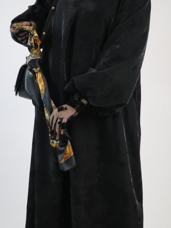 Robe noire longue fluide élégance intemporelle – Meraaya